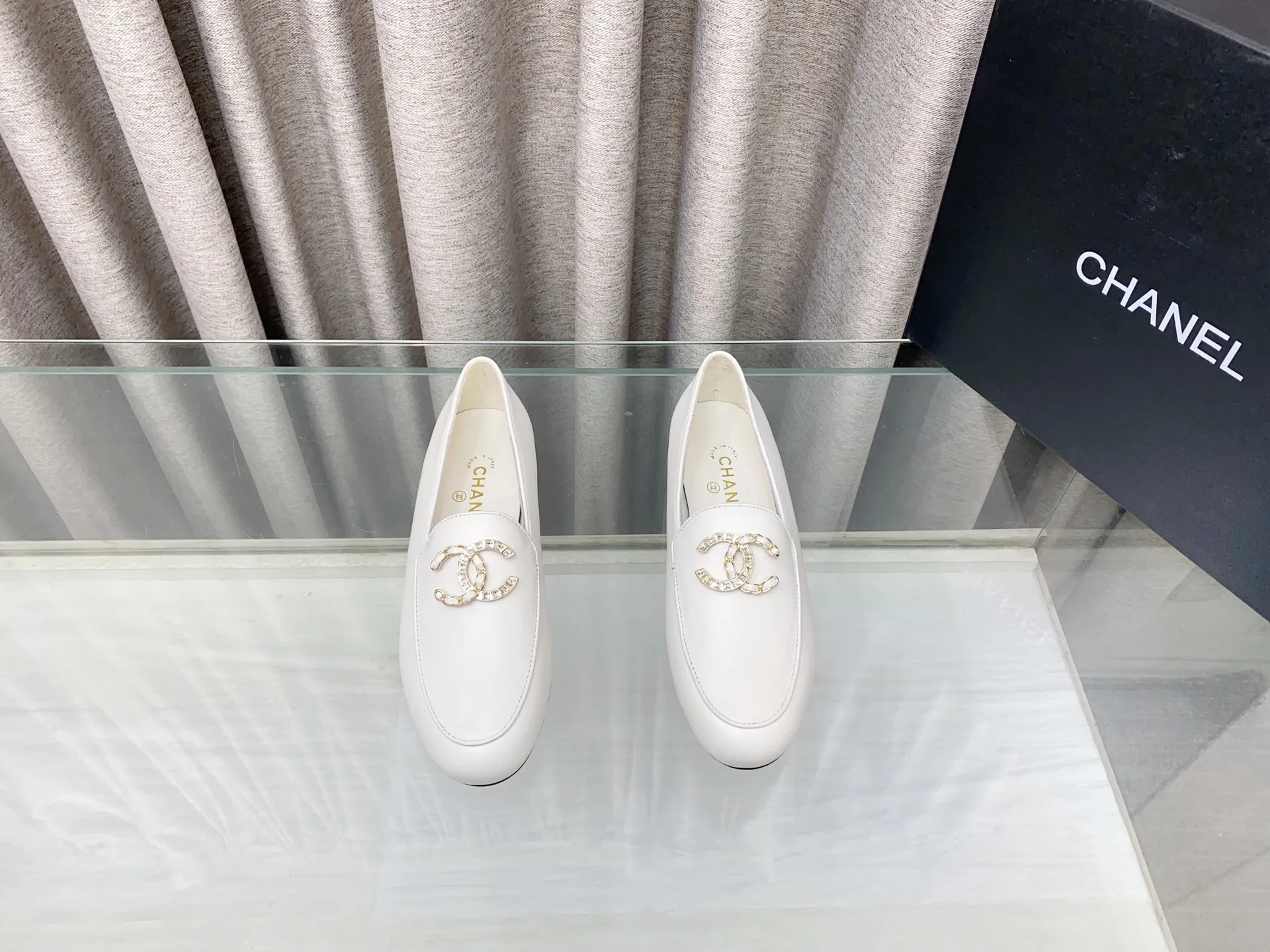 👟👟Ex-factory price 620👟👟 25Fw new spring and summer Chanel small perfume diamond double C half slippers/Loaf single shoes. Versatile style that you don’t get tired of. Super classic style. Casual with exquisiteness and stable temperament. This spring and summer is a beautiful bonus treasure! Upper: Lambskin Lining: Lambskin lining High heels: Flat soles: Italian genuine leather outsole Size: 35-39 (40 and 41 customizations are not returnable)